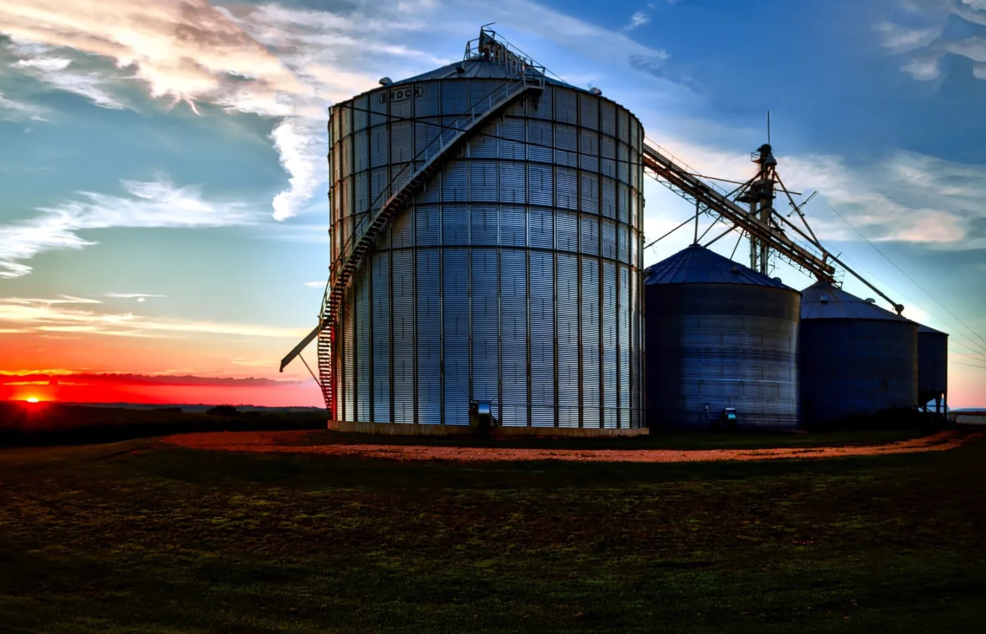 Silos de un establecimiento de acopio industrial