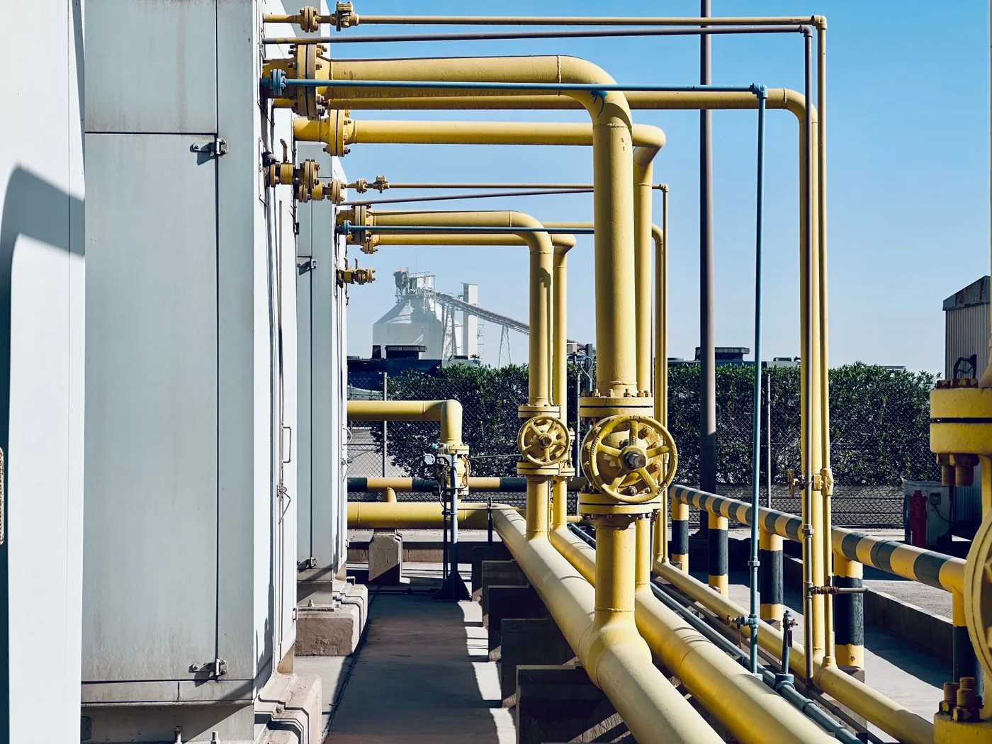 Infraestructura y tuberías de una instalación industrial